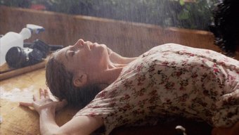 Tepelerdeki Evde Helen Slater'In Duygusal Öpüşmesi Ve Orgazm Anları