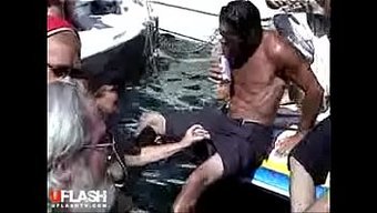 Vahşi Bir Orgi Için Bir Teknede Grup Seks