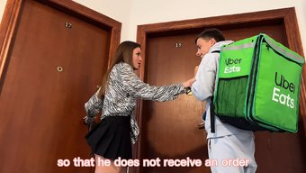 Büyük Popolu Amatör Bebek, Teslimatçı Tarafından Sert Bir Şekilde Beceriliyor