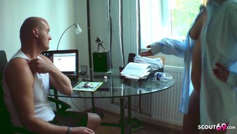 Genç Kız Kardeş Porno Izlerken Yakalanıyor Ve 69 Pozisyonunda Yardım Ediyor