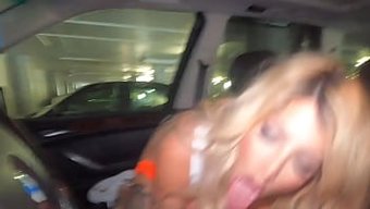 Dövmeli Hooters Sunucusu, Otomobilde Önemli Bir Ücretsiz Oral Zevk Veriyor
