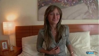 Küçük Göğüslü Milf Sakso Çekiyor Ve Içine Boşalıyor