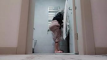 Bir Latin Genç, Çamaşır Yıkarken Solo Bir Performans Sergiler.