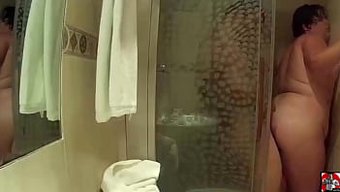 Claudia Marie, Duşta Bir Şampiyon Gibi Alıyor
