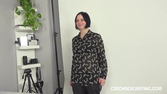 Tombul Bir Kız, Tek Vücutlu, Kıllı Cinsel Organlarını Gösteriyor Ve Oral Yapıyor.
