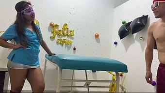 Doktor, Utangaçlığına Rağmen Yatakta Tam Bir Profesyonel Gibi Davrandı.