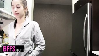 Yaramaz En Iyi Arkadaşların Yer Aldığı Bir Videoda Derin Boğaz Ve Oral Seks Eylemi
