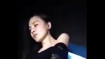 Çinli Güzellik Bir Gece Kulübünde Baştan Çıkarıcı Bir Striptiz Gösterisi Sergiliyor