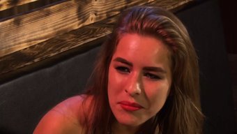 Iki Sıcak Kız, Yaramaz Eğlence Için Bir Yurttan Gizlice Çıkıyorlar