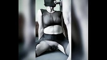 Büyük Bir Dildo Ile Kıçımı Titreterek Orgazm Oluyorum