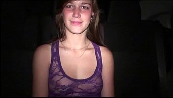 Büyük Doğal Göğüslere Sahip Sevimli Bir Genç Olan Alexis Crystal, Halka Açık Bir Yerde Grup Seks Yapıyor
