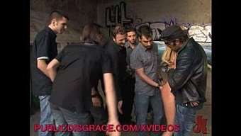 Sarışın Bomba, Halka Açık Bir Yerde Sakso Çekiyor