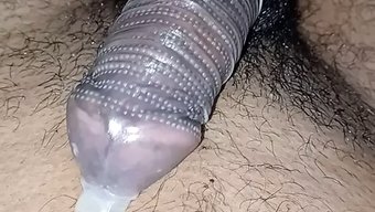 Yeni Evli Hintli Bir Karı, Prezervatif Takarken Sikişiyor