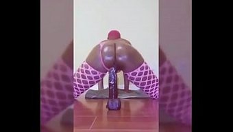 Brittney Jones, Bir Dildodan Binmekten Ve El Işi Yapmaktan Keyif Alıyor