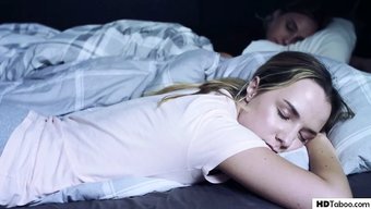 Üvey Baba Ve Arkadaşı Gizli Gece Samimiyetine Giriyorlar
