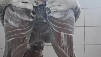 Bir Genç Kızın Açıklayıcı Gösterisiyle Ateşli Bir Solo Banyo
