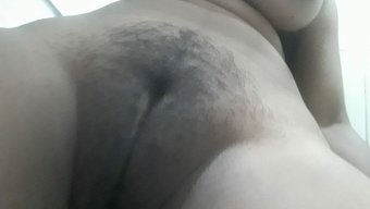 Asyalı Üniversite Kızı Sıkı Amını Parmaklayarak Yoğun Orgazm Yaşıyor