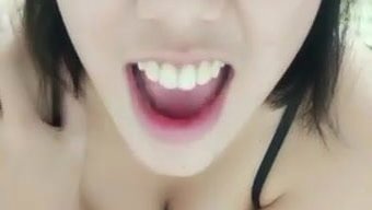 Endonezyalı Kızın Iç Çamaşırıyla Solo Performansı