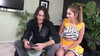 Bir Cheerleader'In Yüzüne Siktirildiği Ve Büyük Bir Yük Emdiği Harika Bir Video