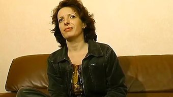 Tüysüz Deliklere Sahip Fransız Bir Milf, Azgın Bir Adam Tarafından Arkadan Beceriliyor