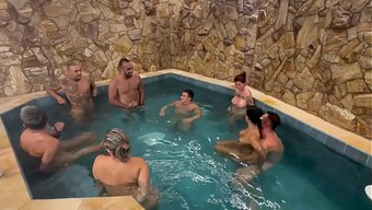 Motel Havuzunda Arkadaşlarla Yapılan Grup Seks Unutulmaz Bir Deneyim.