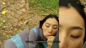 Minyon Çinli Kız, Beyaz Bir Partnerle Halka Açık Bir Ortamda Oral Seks Yapıyor