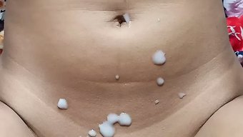 Genç Hint Kızı Doğal Göğüslerini Ve Büyük Poposunu Siktiriyor