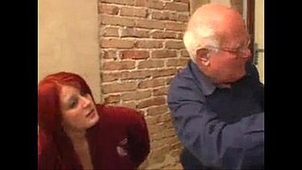 Kızıl Saçlı Güzellik Bu Videoda Yaramazlık Yapıyor