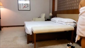 Asyalı Eskort Otel Odasında Yüzüne Boşalıyor