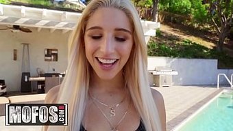 Abella Danger Ile Halka Açık Bir Flörtte Sakso Ve Yüzüne Boşalma