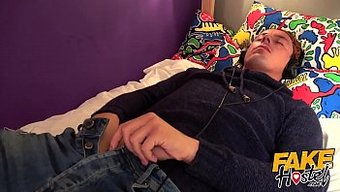 Büyük Göğüslü Asyalı Bebek, Sahte Pansiyondan Bir Creampie Alıyor