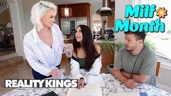 Apollo, Üvey Annesi Charli Phoenix Ve Kız Arkadaşı Eliza Ibarra Ile Gerçekçi Bir Ortamda Üçlü Yapmanın Tadını Çıkarıyor