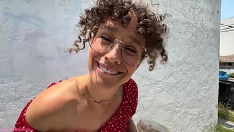 Olgun Kadın, Küçük Üyeleri Olan Minyon Erkeklerle Eğleniyor