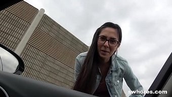 Çapkınlık Yaparak Geçimini Sağlamaya Çalışan Küçük Ve Güzel Bir Kadın.