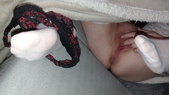 Iç Çamaşırı Giymiş Polonyalı Güzellik Ayak Işi Ve Parmaklama Seansı Veriyor