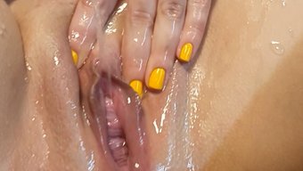 Genç Kız Fisted Ve Sıkı Amına Dildo Ile Beceriliyor