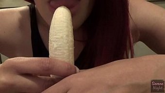 Latina Bebek, Muzlu Bir Kadına Sakso Çekmeye Çalışıyor