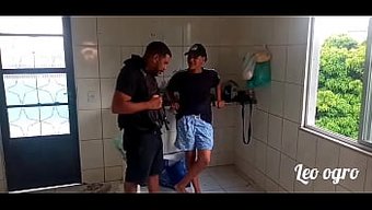 Bisseksüel Machinho, Topuklu Ayakkabı Giyen Seksi Bir Bebekten Ayak Işi Alıyor
