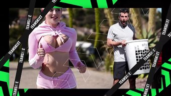 Rylee Renee Ve En Iyi Arkadaşı Cfnm Mağaza Sahibi Tarafından Soyuluyor Ve Sikişiyor