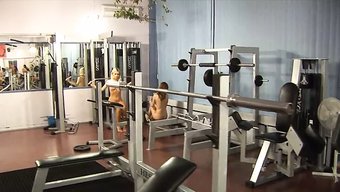 Avrupalı Kadınlar Fitness Merkezinde Soyunuyor