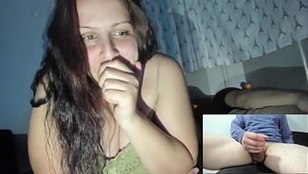 Yaramaz Karı, Kocası Uyurken Rastgele Adamın Mastürbasyon Yapmasını Izlemekten Keyif Alıyor