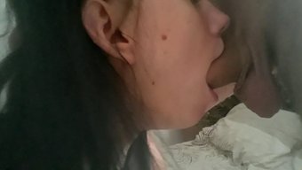 Swinger Orgisindeki Öğrenciler, Üniversiteli Bir Sakso Videosunda Eğleniyorlar