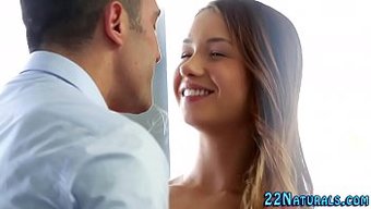 Küçük Avrupalı Bebek Sert Sikişiyor Ve Içine Boşalıyor