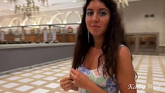 Güzel Bir Esmerle Harika Pov Seks, Halka Açıkta