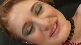 Ateşli Kızıl Saçlı Charly'Nin Büyük Doğal Göğüsleri Ve Hd Pornoda Oral Becerileri