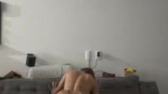 Güzel Eş, Harika Derin Boğaz Yapıyor Ve Canlı Sahnede Yüzüne Sperm Yükü Alıyor.