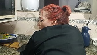 Siyah Itaatkar Hizmetçi, Beyaz Efendisi Tarafından Beceriliyor.