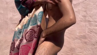Küçük Bubili Üvey Kız Kardeş Dışarıda Sertleşiyor