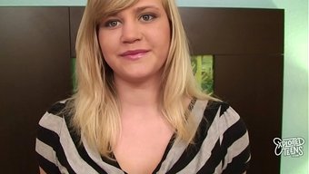 Genç Sarışın Roxy Lovette’in Taptaze, Traşlı Amı Yapış Yapış Dölle Dolduruluyor.