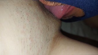 Bu Amatör Kızın Amını Yediğini Ve Pis Bir Yaşlı Adamdan Cunnilingus Aldığını Izleyin
